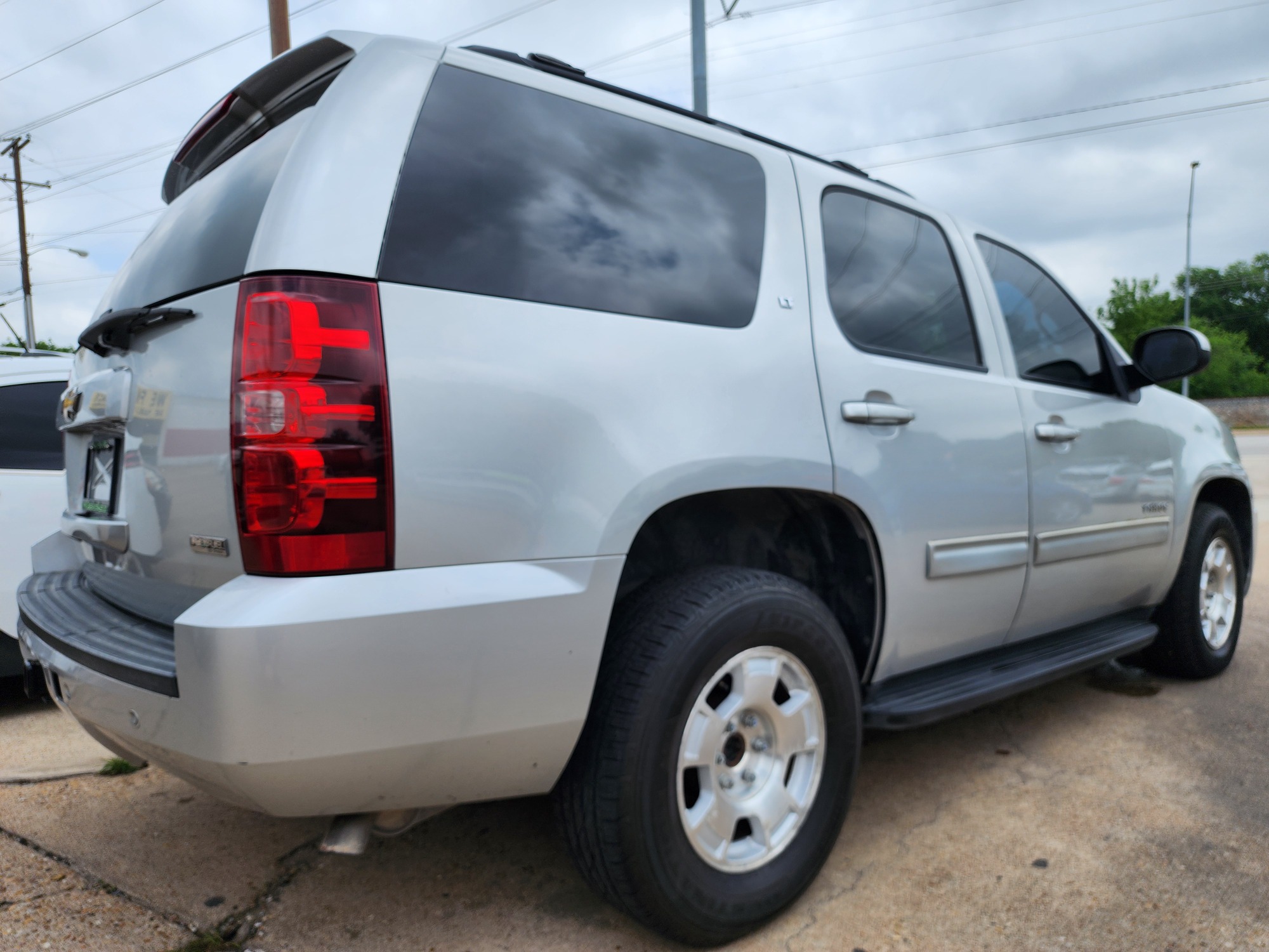 2011 SILVER /BLACK CHEVROLET TAHOE LT LT (1GNSCBE02BR) , AUTO transmission, located at 2660 S.Garland Avenue	, Garland, TX, 75041, (469) 298-3118, 32.885387, -96.656776 - CASH$$$$$$ TAHOE!! This is a very clean 2011 Chevrolet Tahoe LT SUV! Black Leather! 3rd Row Seating! Tow Pkg! Come in for a test drive today. We are open from 10am-7pm Monday-Saturday. Call us with any questions at 469.202.7468, or email us at DallasAutos4Less.com. - Photo #6